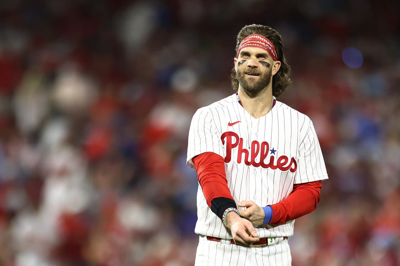 La mirada de la victoria: Bryce Harper # 3 de los Phillies durante la octava entrada contra los Marlins.