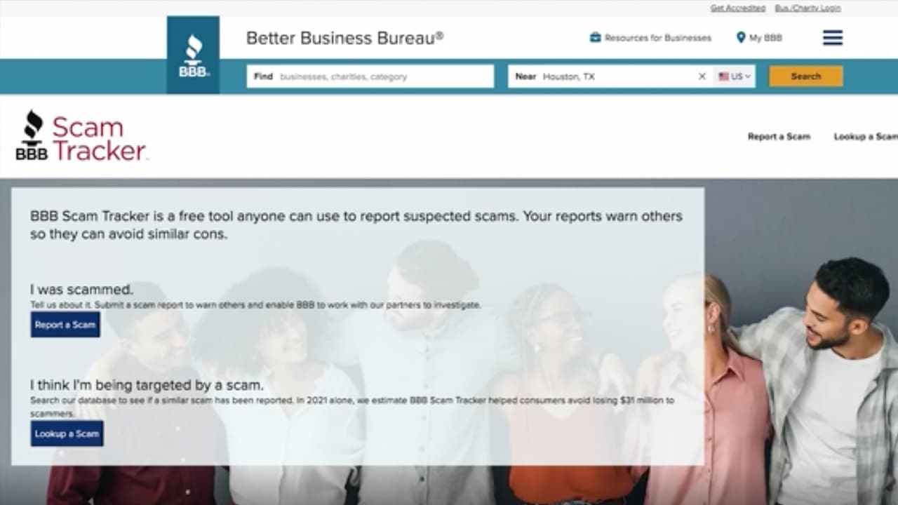 La BBB tiene en su página de Internet un buscador de estafas más comunes, donde no solo puedes reportar haber sido víctima sino ver las más comunes cerca de ti.