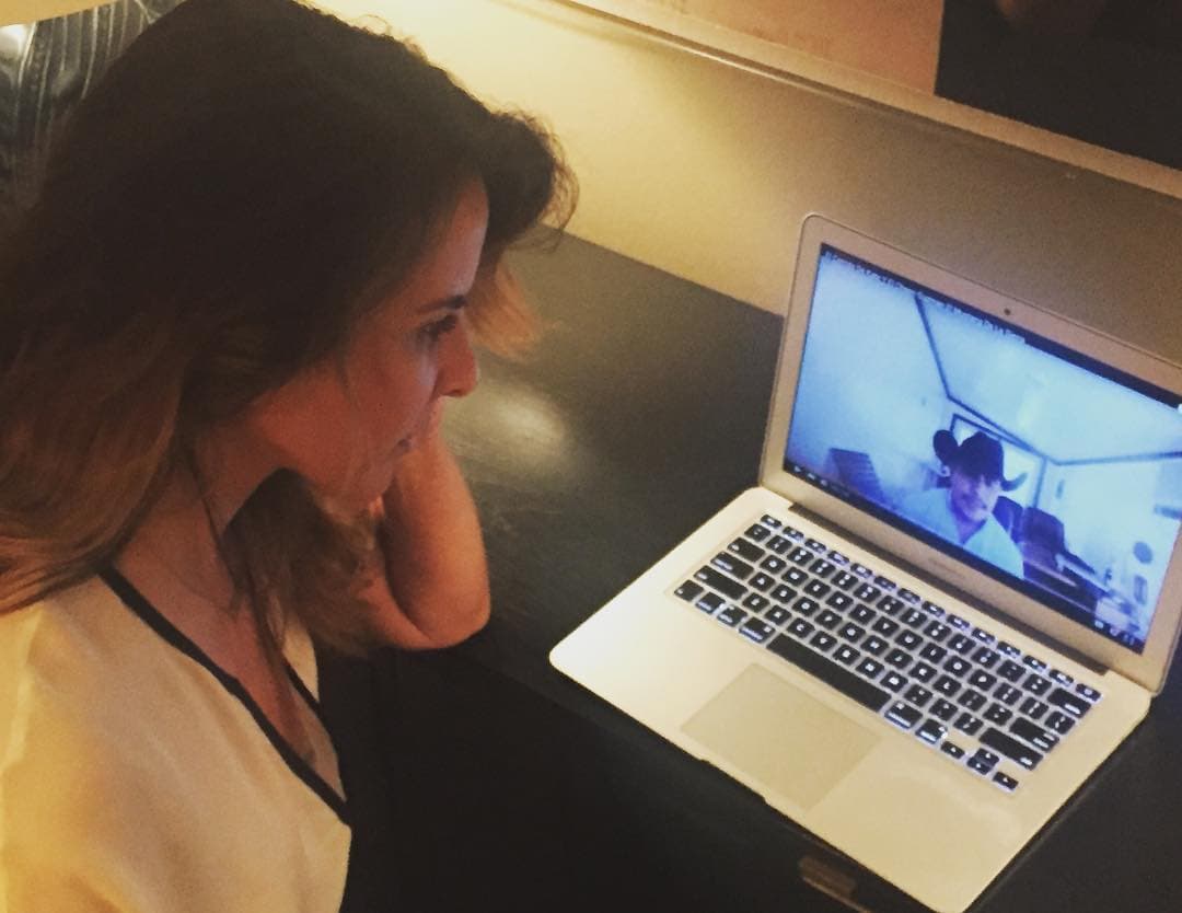 Kate del Castillo agradeció el apoyo de sus fans que no han parado de darle muestras de cariño. Acompañando sus palabras en sus cuentas oficiales, compartió una foto en la que se le ve sentada observando su computadora en la que aparece el rostro de un hombre.