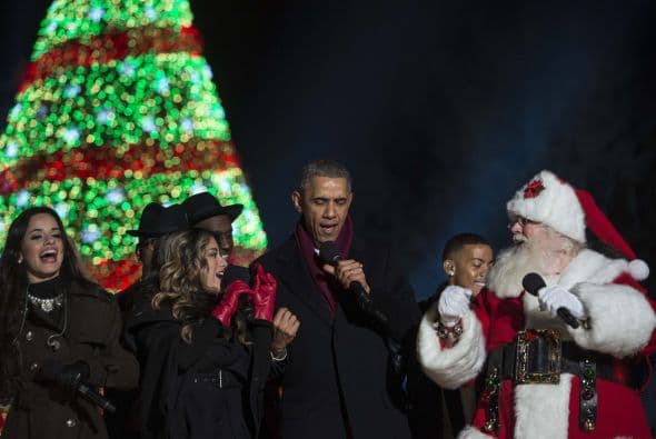 El presidente de Estados Unidos, Barack Obama, participó este jueves junto a su familia en el tradicional encendido del árbol de Navidad de la Casa Blanca
