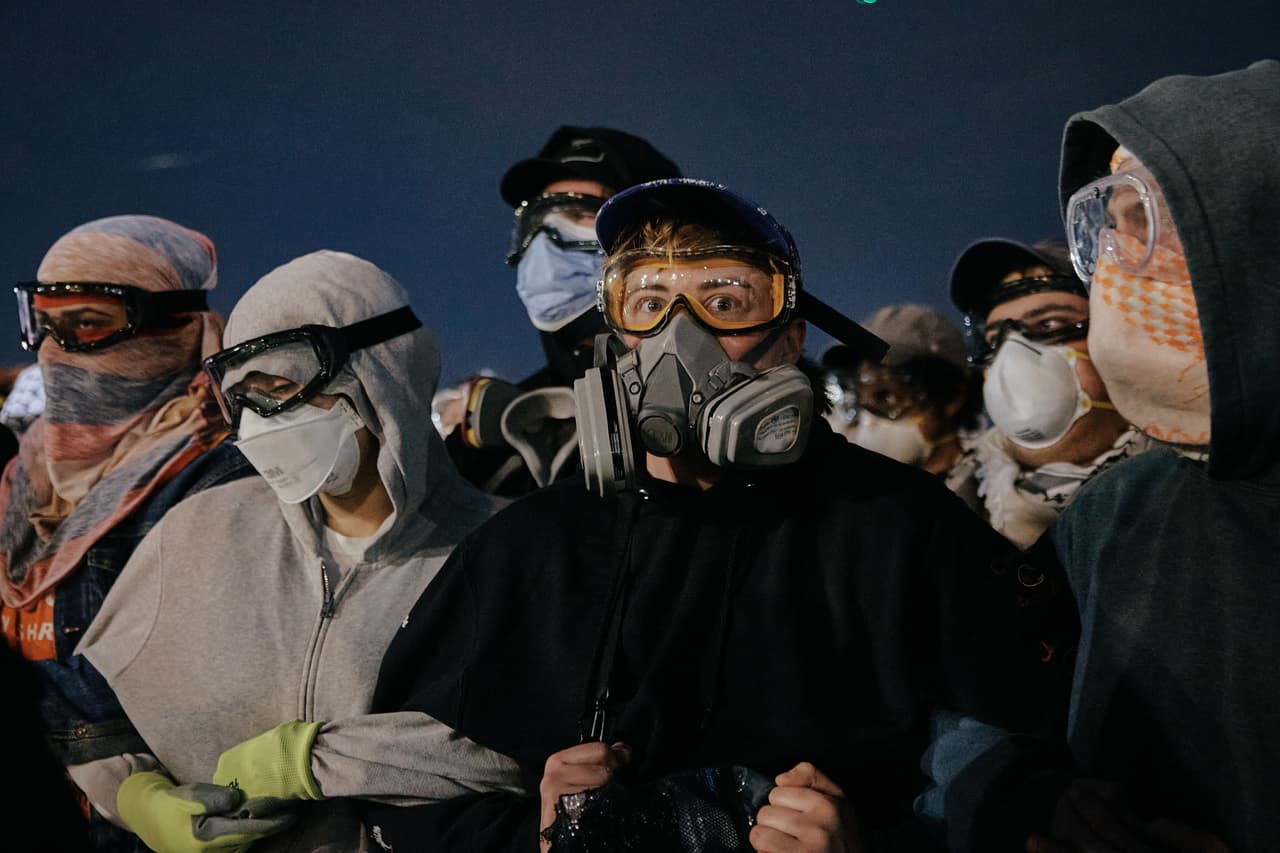 Manifestantes se enfrentan a agentes del ICE frente al centro de detención Delaney Hall mientras se manifiestan cerca de las puertas de entrada, el miércoles 27 de mayo de 2026, en Newark, N.J. (Foto AP/Andres Kudacki)