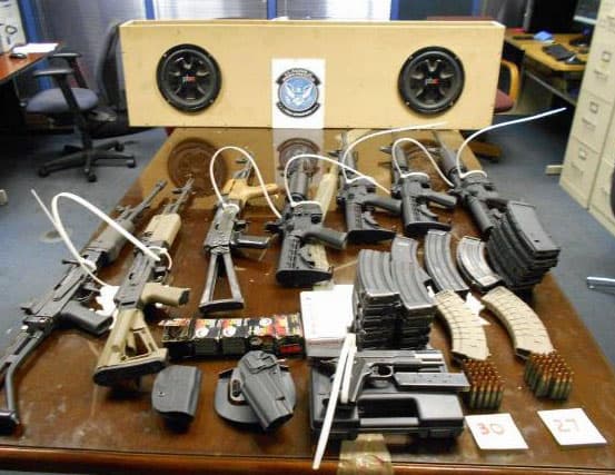 Arrestan en un puerto fronterizo de Arizona a un hombre que intentaba cruzar armas y municiones a México