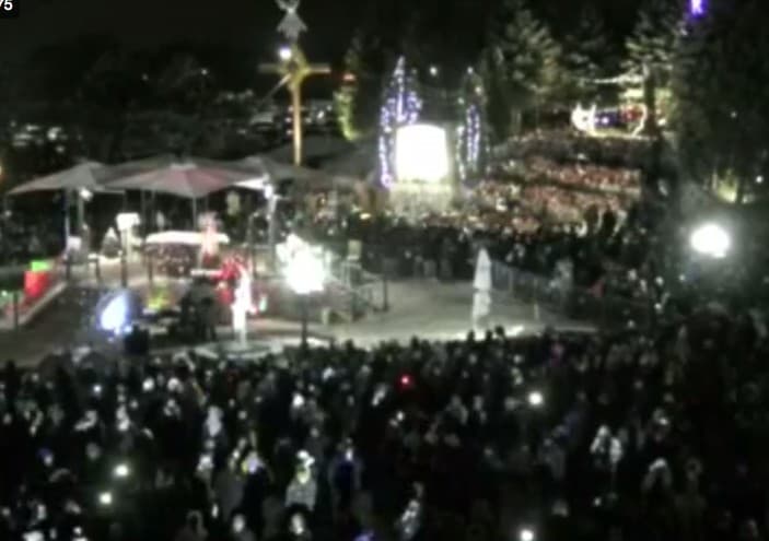 Desafiando el frío y la nieve, miles de peregrinos llegaron hasta el Cerrito del Tepeyac en Des Plaines para rendirle homenaje a la Patrona de México y Emperatriz de América, la Virgen de Guadalupe.
