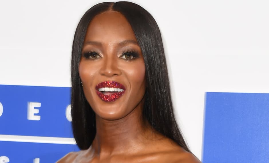 Los labios ganadores de la noche fueron los de
<a href="https://www.instagram.com/iamnaomicampbell/?hl=en"> Naomi Campbell</a>. Le aplicaron el lipstick más deseado del momento, New Lust 004 creado por la famosa maquillista 
<a href="https://www.instagram.com/patmcgrathreal/?hl=en">Pat McGrath</a>, llevó el Kit Vermillion Venom. Desde mañana 30 de agosto estará disponible este tono en la 
<a href="http://www.patmcgrath.com/">patmcgrath.com</a> y el próximo 8 de septiembre en algunas tiendas Sephora.
<br>