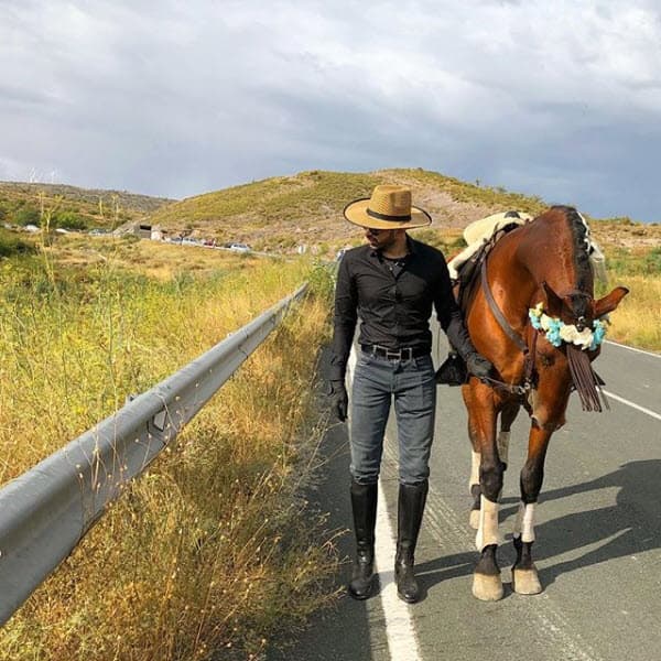 Y nos mostró que sabe montar muy bien a caballo, su compañero se llama Vinatero.