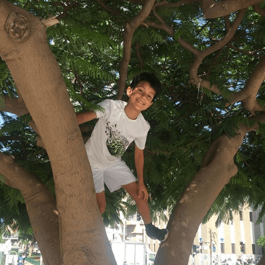 “Viene todo este efecto de varón, o sea, barba, vello, la quijada se ensancha un poquitito, la voz se pone más grave. Todo esto ya es irreversible”.