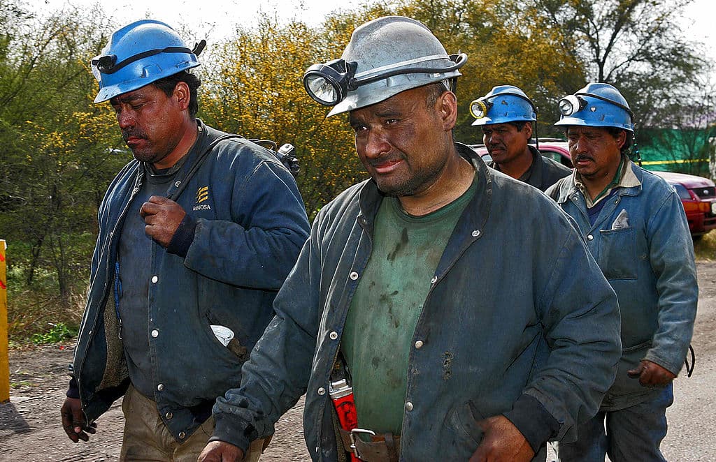 <h3 class="cms-H3-H3">Pasta de Conchos</h3>
<br>
<b>2016</b>
<br>
<br>El 19 de febrero de 2006 se registró una explosión en la mina 8 de la Unidad
<a href="https://www.univision.com/noticias/noticias-de-mexico/exigen-recuperar-cadaveres-en-pasta-de-conchos">Pasta de Conchos</a>, en Coahuila, donde 65 obreros quedaron atrapados.
<br>
<br>La mina es operada por la polémica empresa Grupo México, cuyo dueño, Germán Larrea es uno de los hombres más ricos de México. Su empresa ha sido señalada por varios desastres ecológicos en el norte del país.
<br>
<br>En la imagen, un grupo de mineros del equipo de rescate abandona la mina de carbón Pasta de Conchos el 23 de febrero de 2006.