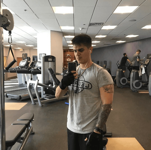 Desde luego, las canciones de Régulo también han alcanzado los primeros lugares en las listas de popularidad.