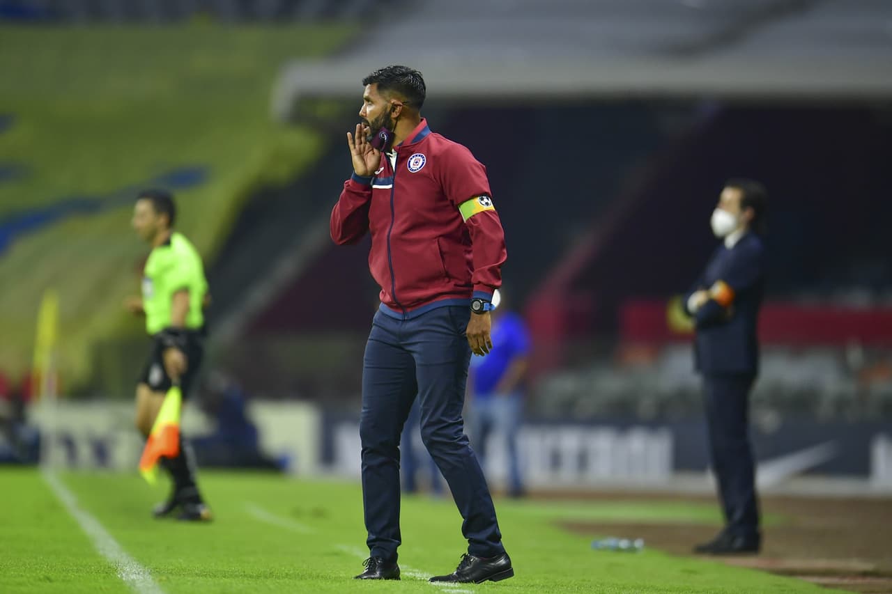 Óscar Velázquez estuvo al frente de los celestes desde la banca por la suspensión de Juan Reynoso.
