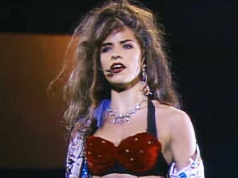 Para 1993, Gloria Trevi fue la encargada de abrir la ceremonia con un popurrí de sus más grandes éxitos.