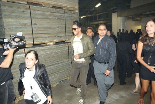 No cabe duda, el 'Rey de la Bachata' es toda una estrella y todos quieren fotos con él.