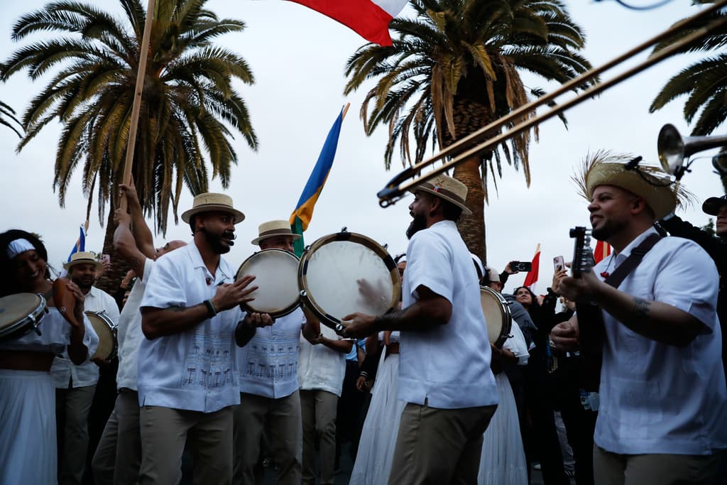 Algunos de los músicos de Puerto Rico que acompañaron a Bad Bunny en el espectáculo del medio tiempo del Super Bowl 60 animaron a los fanáticos en el Levi's Stadium, en Santa Clara, California.