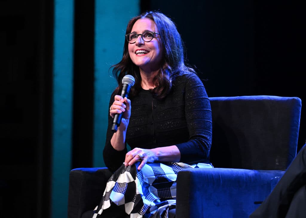 Julia Louis-Dreyfus, estrella de 
<i>Seinfeld</i> y 
<i>Veep</i>, será la anfitriona de un panel a través de la Asociación de Gobernadores Demócratas, destacando a gobernadoras de todo el país. Dreyfus ha sido una defensora activa de los demócratas y los derechos de las mujeres.