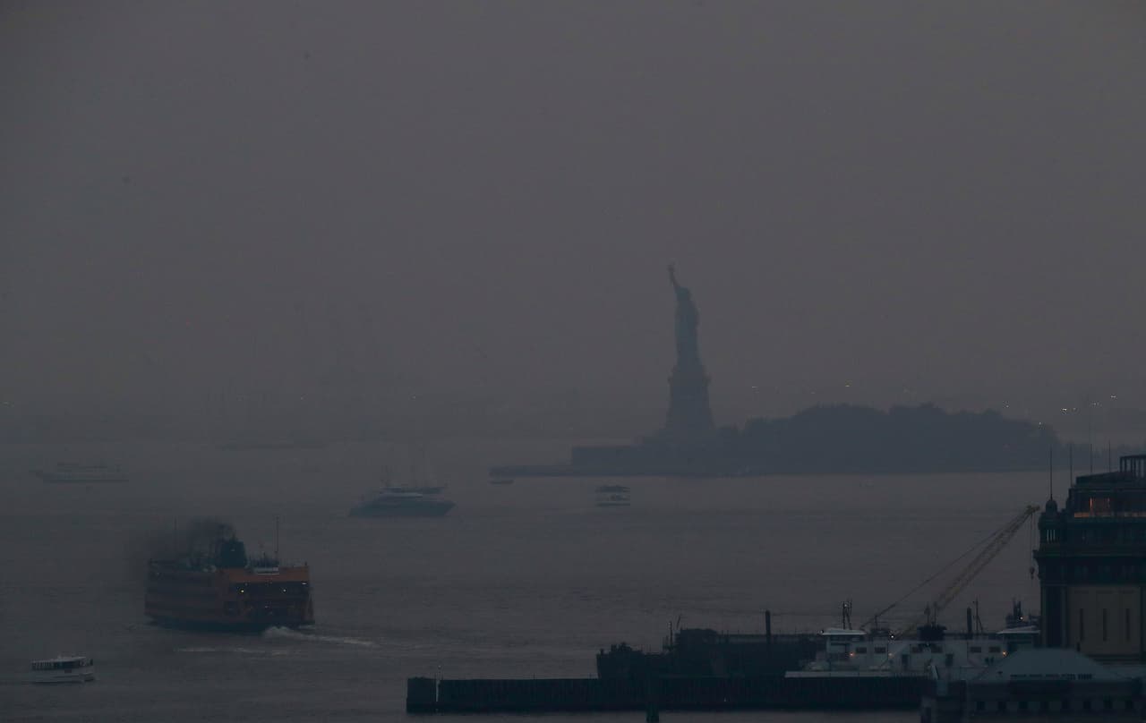 <b>El humo del oeste de EEUU llega a Nueva York</b>
<br>
<br>Una embarcación que va de Manhattan a Staten Island atraviesa una espesa nube de humo el 20 de julio.
<br>
<br>La humareda de los incendios forestales en el oeste de Estados Unidos, que afectaron California, Oregon y Washington, atravesaron el continente
<a href="https://www.univision.com/noticias/el-humo-de-los-incendios-forestales-atraviesa-eeuu-de-costa-a-costa-y-provoca-esta-extrana-neblina-en-nueva-york-video"><u>hasta llegar a la Gran Manzana</u></a>.