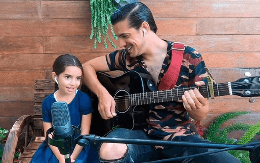 Vadhir y Aitana crean dueto musical al ritmo de ‘Dance Monkey’ 