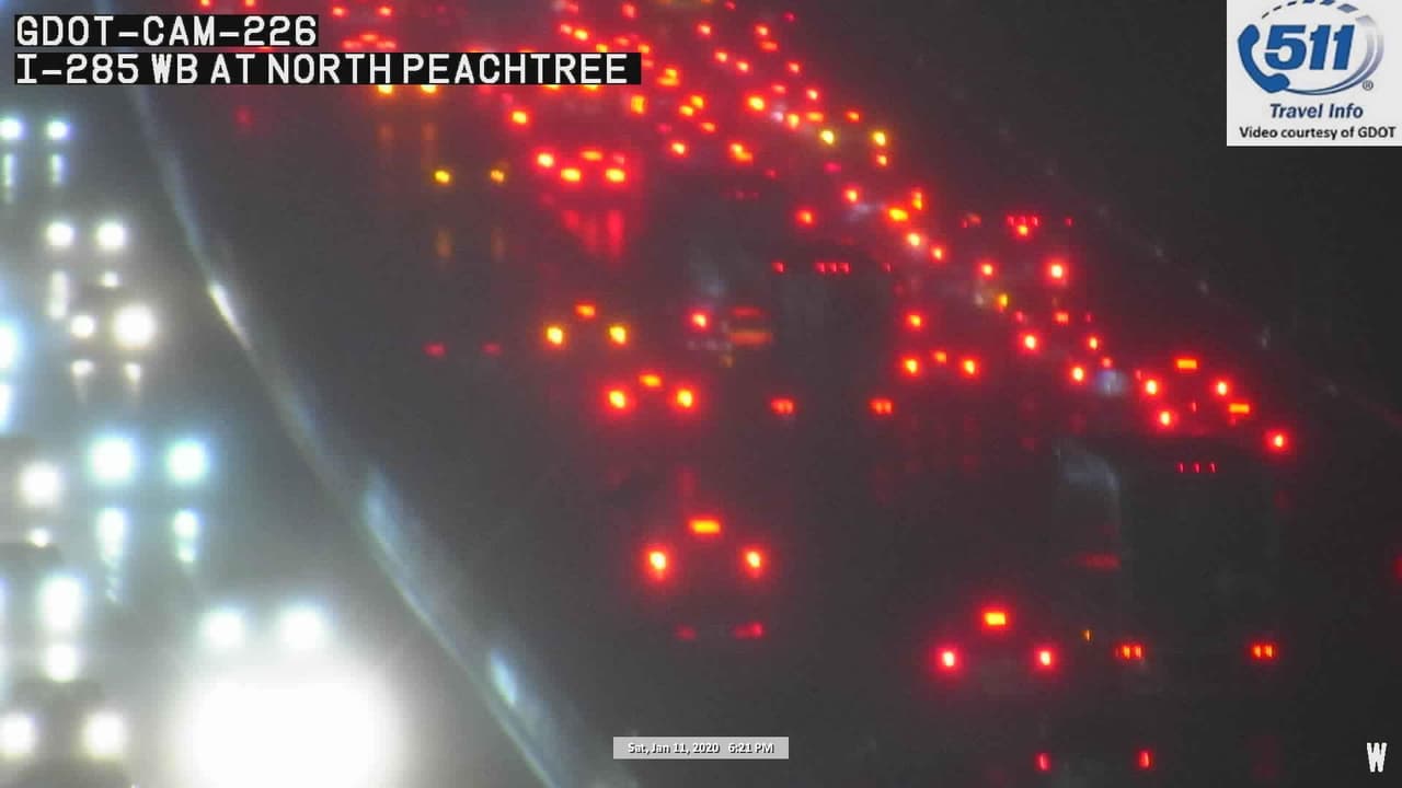 Imagen de la carretera I-285 sobre North Peachtree Road.