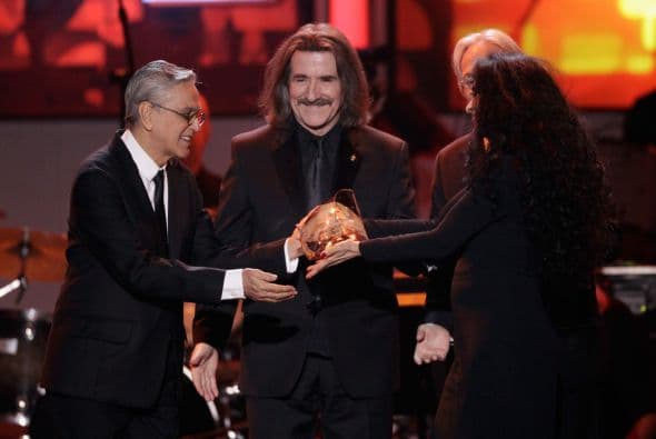 Estaba de lo más sonriente, pues su trabajo fue reconocido por la Academia Latina de Grabación.