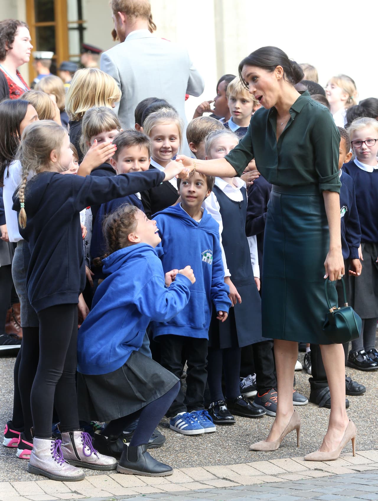 En aquella ocasión, la duquesa la combinó con una blusa verde oscuro de la marca & Other Stories y unos zapatos beige.