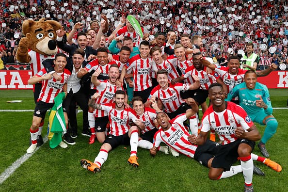 A falta de 3 jornadas y con 80 puntos en la Eredivisie, el PSV se proclamó campeón del fútbol holandés.