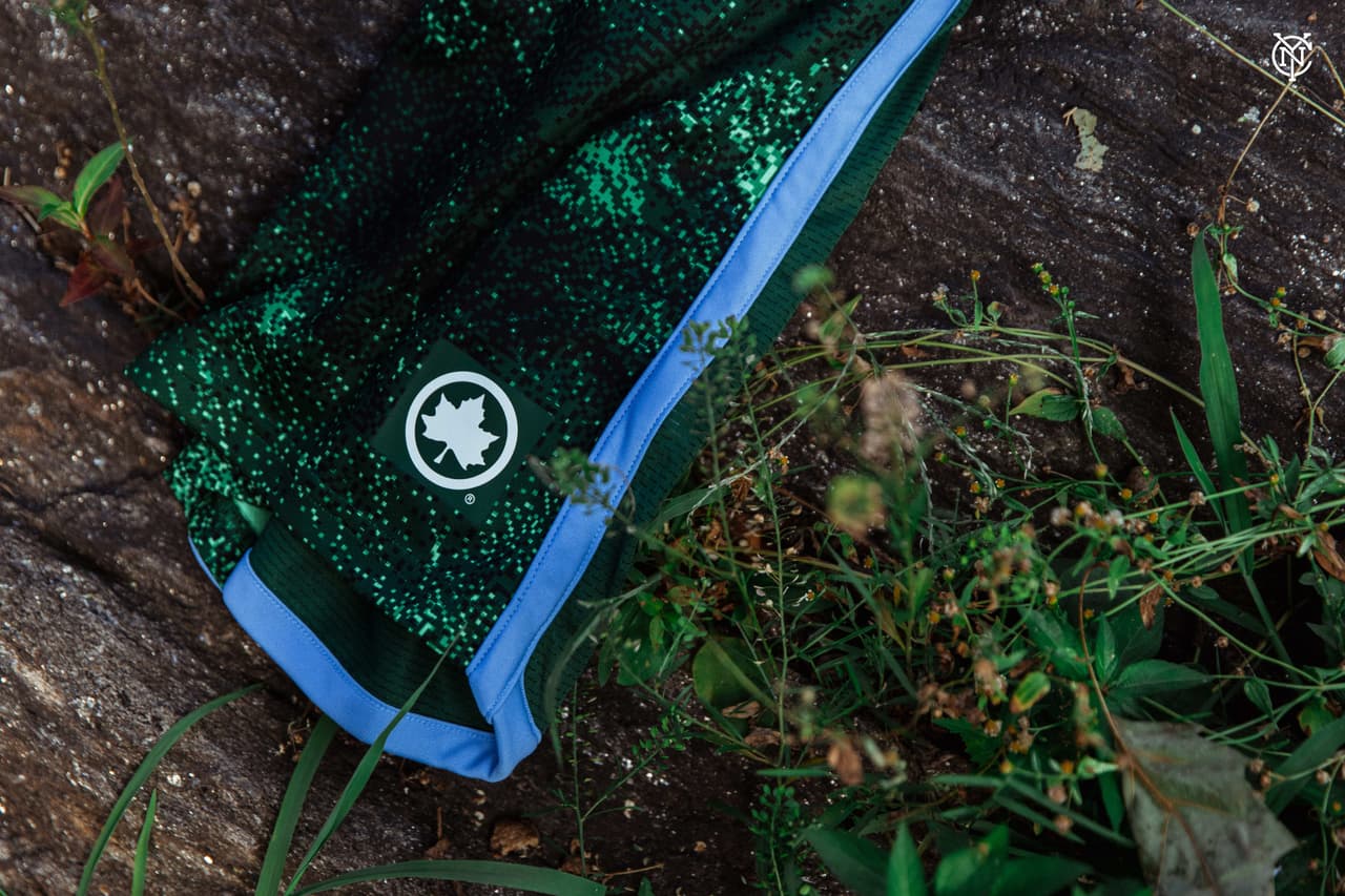 El frente de la nueva camiseta reproduce diferentes texturas que pueden encontrarse en el Central Park -follaje, raíces, rocas, praderas- en el medio del marco que brinda el celeste que identifica a NYCFC. También contiene la icónica etiqueta del Departamento de Parques de Nueva York.
<br>