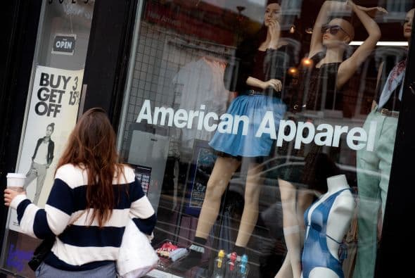 AMERICAN APPAREL- Esta compañía no tuvo su mejor año en 2011, al punto de estar al borde de la bancarrota, tras perder sólo en el primer trimestre 8% en sus ventas comparables y una pérdida neta de 21 millones de dólares, además de vivir un incremento en sus costos de operación ocasionada por el aumento de los precios del algodón.