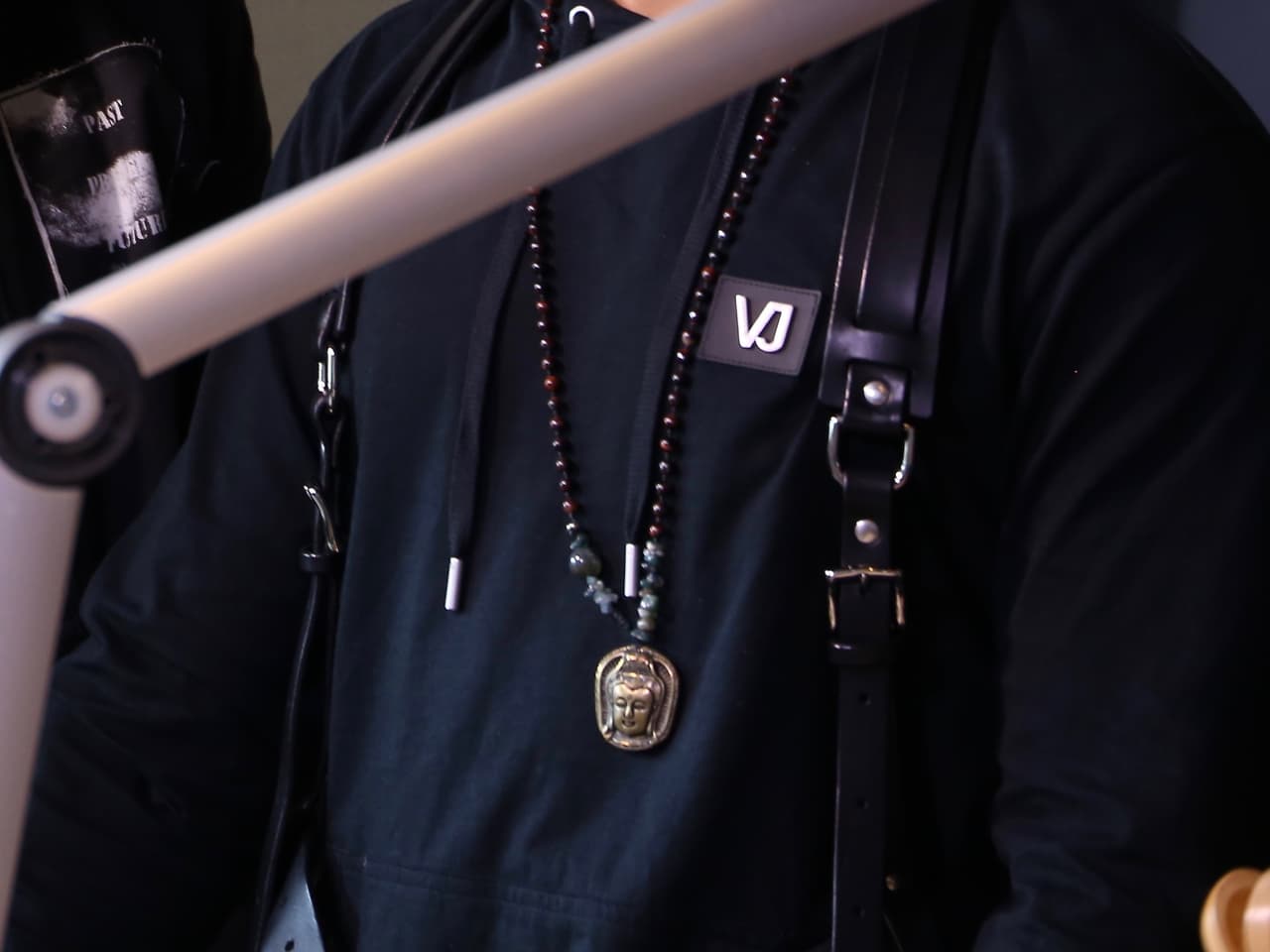 Pero un detalle que no podíamos dejar pasar, es este collar que imaginamos puede que sea uno de sus amuletos.