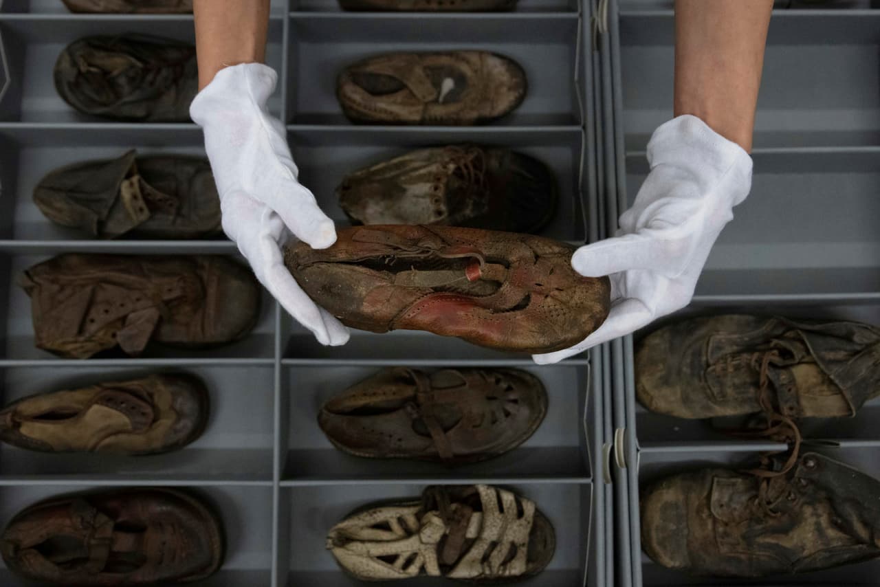 Elzbieta Cajzer, jefa del departamento de colecciones del museo de Auschwitz, muestra uno de los zapatos que pertenecieron a uno de los niños asesinados en el campo de exterminio.
