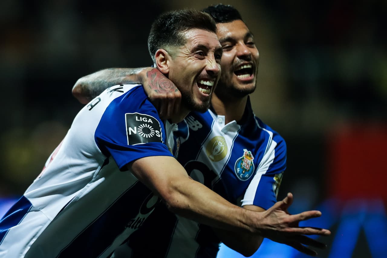Héctor Herrera (izquierda) anotó por tercer juego consecutivo, suma cuatro en Liga y seis en la temporada con el Porto.