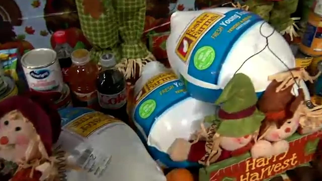 Entregan miles de pavos y cajas de comidas gratis para la cena de Acción de Gracias