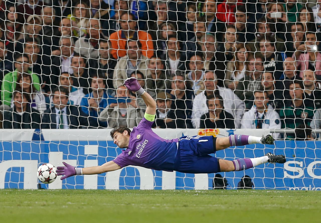 Además es el dueño del registro de mayor cantidad de partidos invicto. En 56 partidos ha dejado su arco en cero.