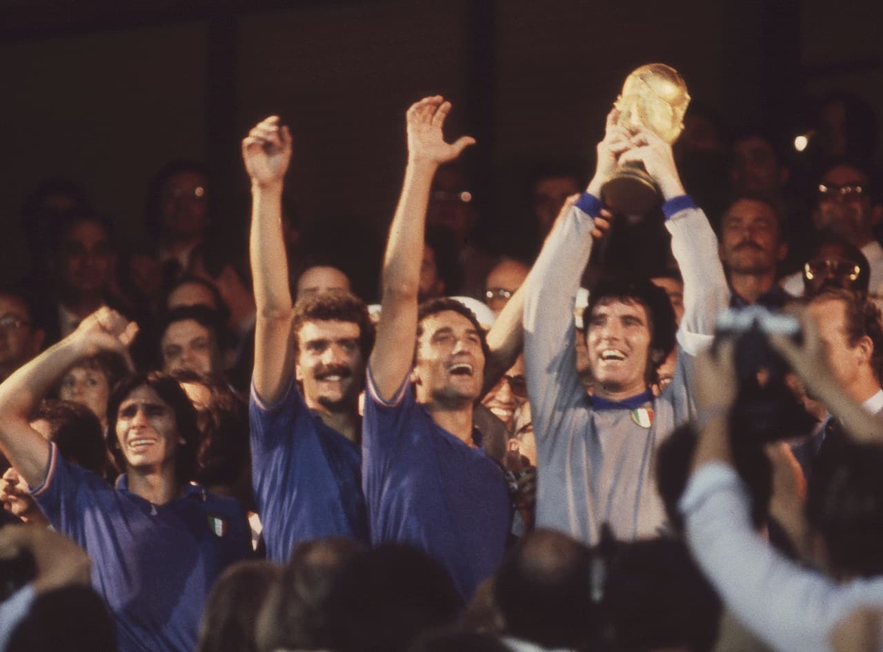 Ese mismo escenario vio cómo Italia se coronó campeón del Mundial de España en 1982 contra Alemania con Dino Zoff, el hombre más veterano que se ha coronado como el mejor del mundo.