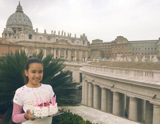 La presentadora Karla Martinez está pasando la Semana Santa en Roma, y desde allí compartió esta foto de su hija celebrando su cumpleaños durante el viaje, en el que visitaron el Vaticano.