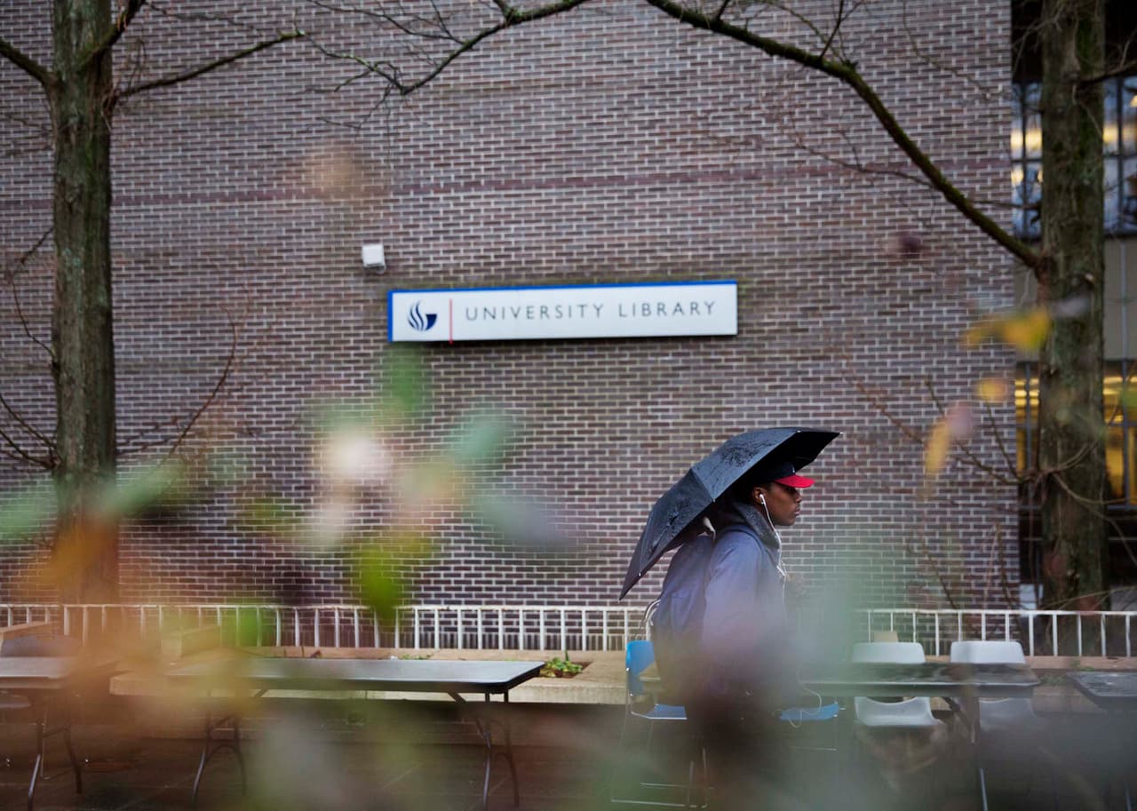 El gobernador de Georgia promulga una ley que autoriza llevar armas a los campus universitarios