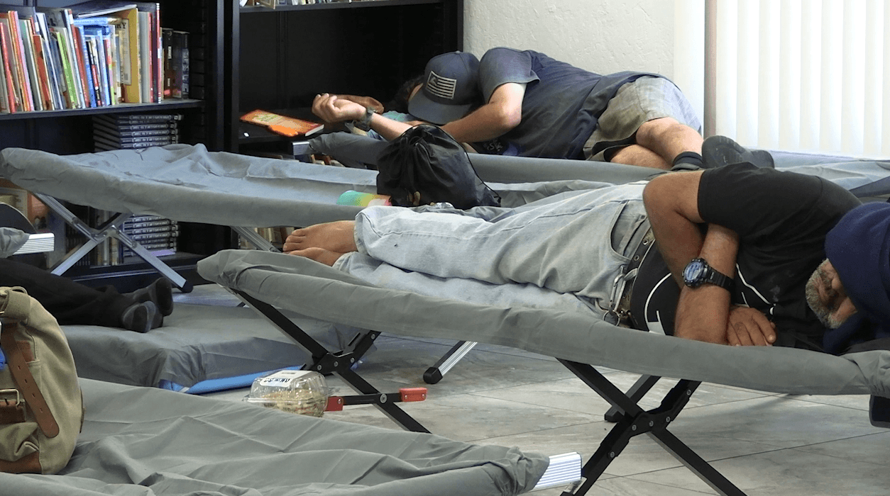 Personas llegan a refugiarse del calor extremo y duermen bajo el aire acondicionado
<a href="https://www.univision.com/local/arizona-ktvw/centros-de-enfriamiento-proveen-alivio-contra-el-intenso-calor-a-personas-desamparadas-video">en este centro</a>.