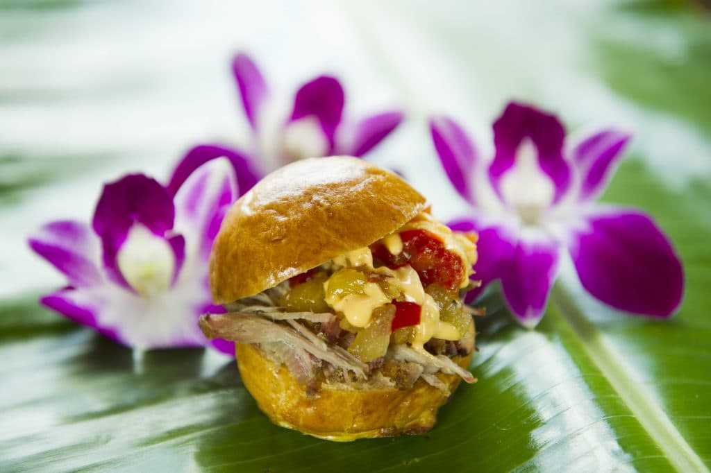 <b>Mini sándwich de cerdo:</b>
<br>Los hawaianos utilizan el método kalúa para asar un cerdo entero. El animalito rueda sobre una brasa durante varas horas haste que su piel queda crujiente por fuera y suave por dentro. Con esa carne se preparan sándwiches como este.