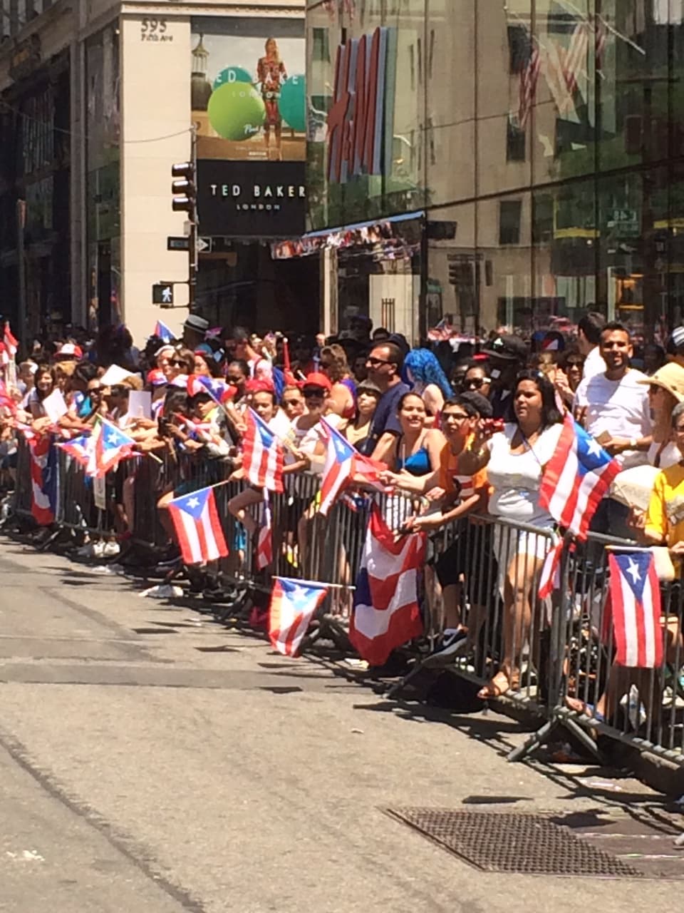 El equipo de Univision 41 se trasladó a la Quinta Avenida para formar parte de la edición 58 del Desfile Nacional Puertorriqueño en Nueva York, al cual también asistió el Gobernador de Puerto Rico Alejandro García Padilla. Un evento que sin duda ha puesto a gozar a los boricuas que se encuentran fuera de la isla.