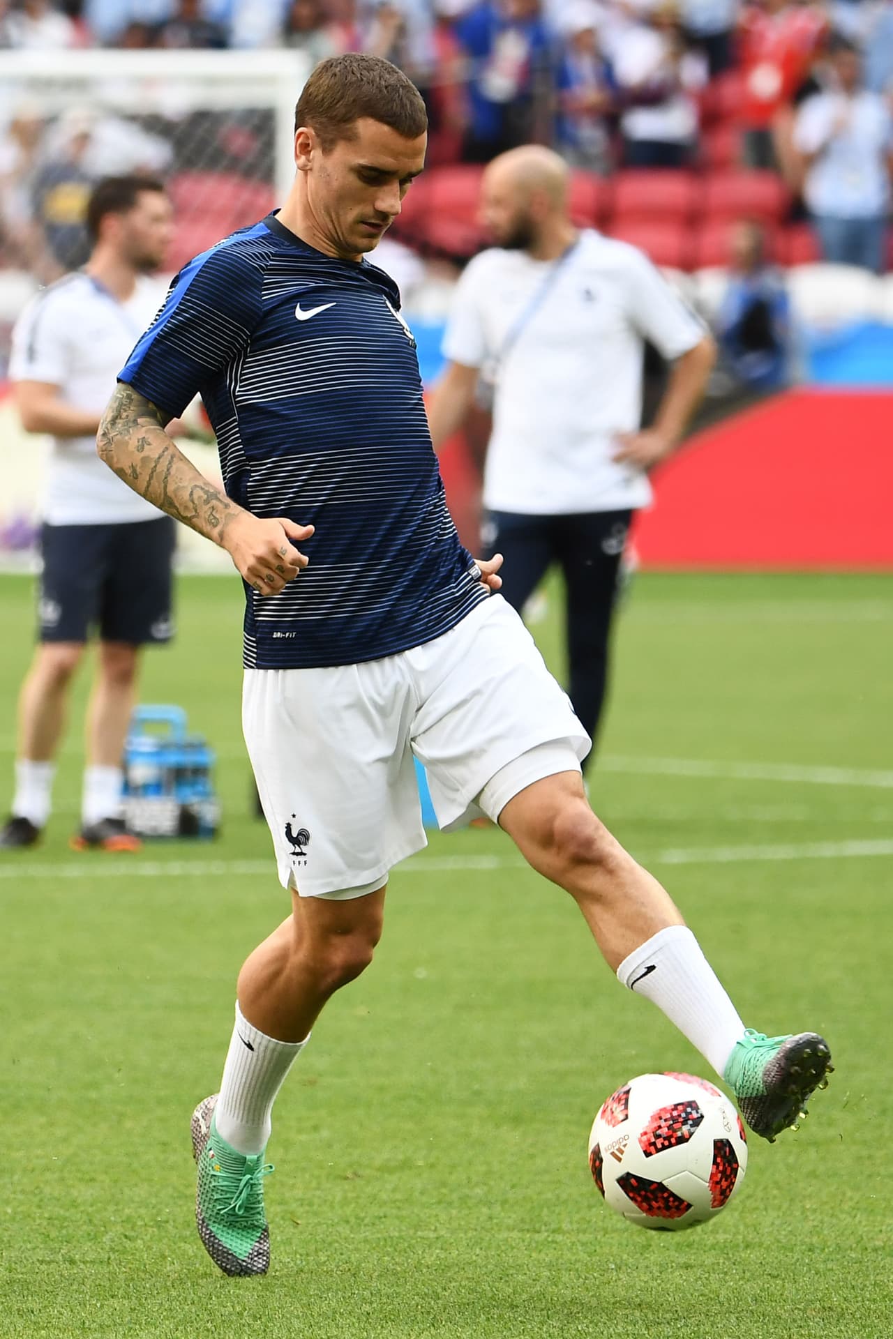 El delantero del Atlético de Madrid, que protagonizó una de las novelas más sonadas del mercado, atraía las miradas en el conjunto francés.