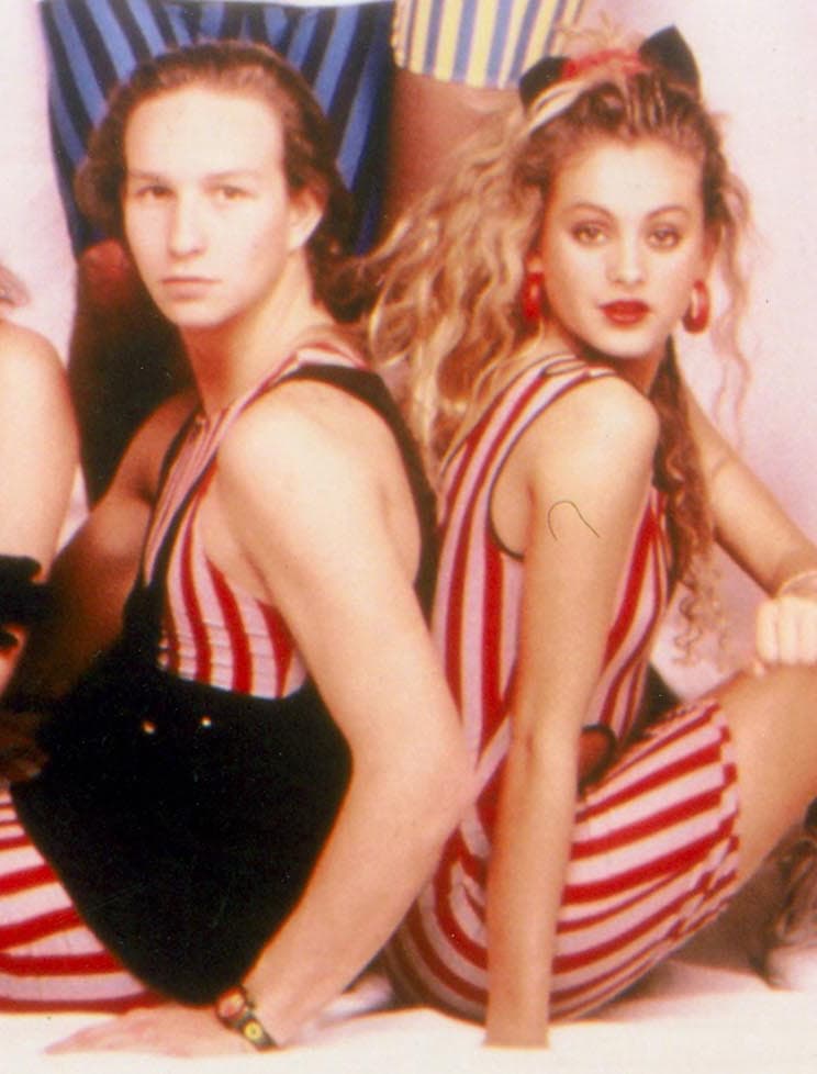 Se dice que la relación entre 'Pau' y Erick fue el motivo de la riña que tuvo la 'Chica Dorada' con Alejandra Guzmán, quien interpretó el tema 'Hey Güera' en donde hacía referencia al hombre en disputa.