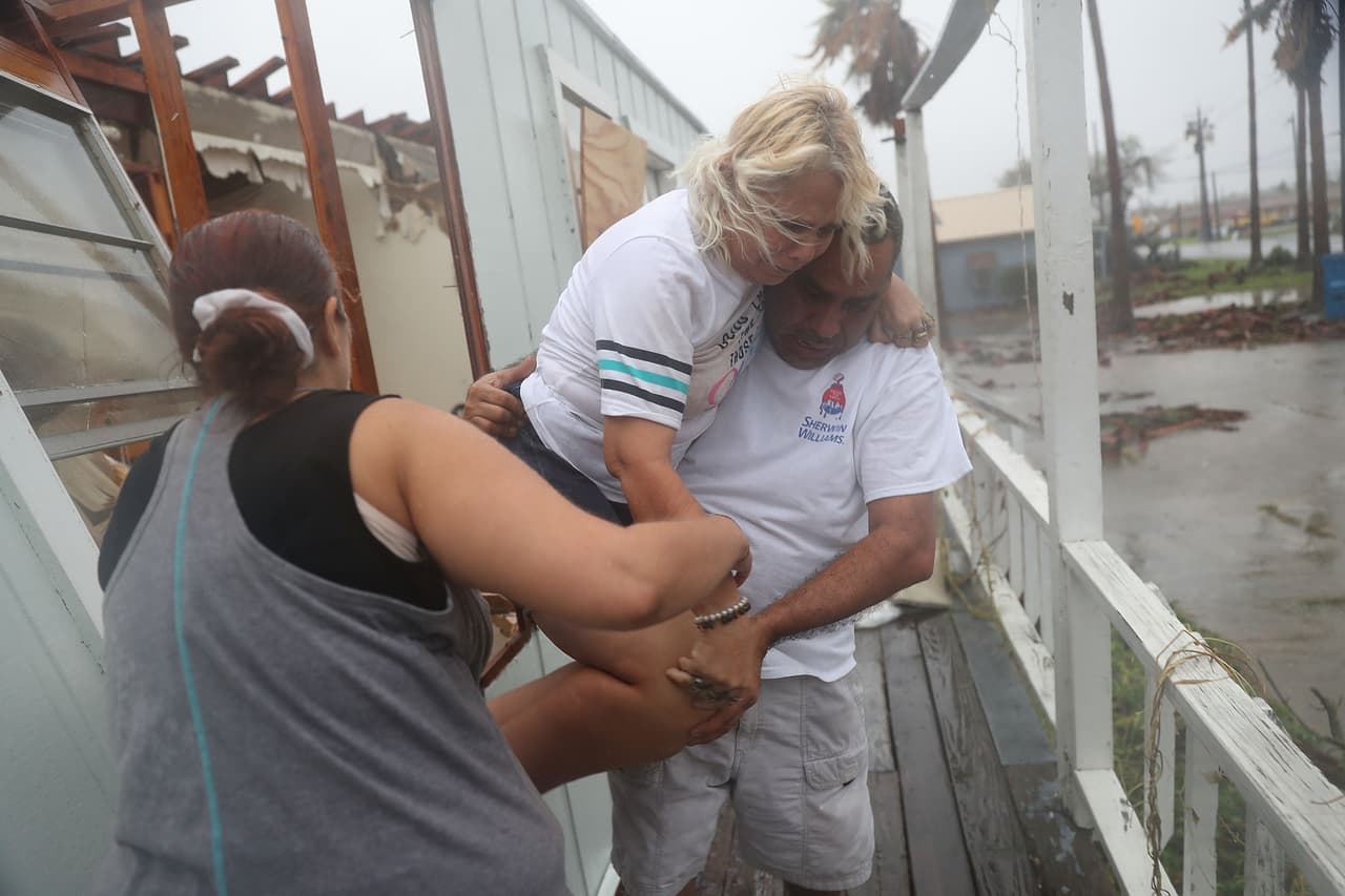 La residente de Rockport, Donna Raney es asistida para salir de su casa, destruida por el huracán Harvey.