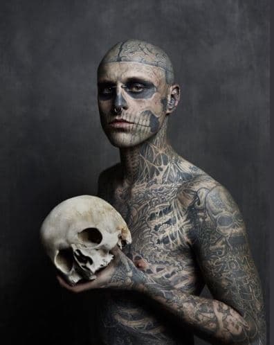Rick Genest incursionó en el mundo de la moda luego de que la estilista Nicola Formichetti- quien lo descubrió en 2010- lo animó para ser parte de campañas de reconocidas marcas.