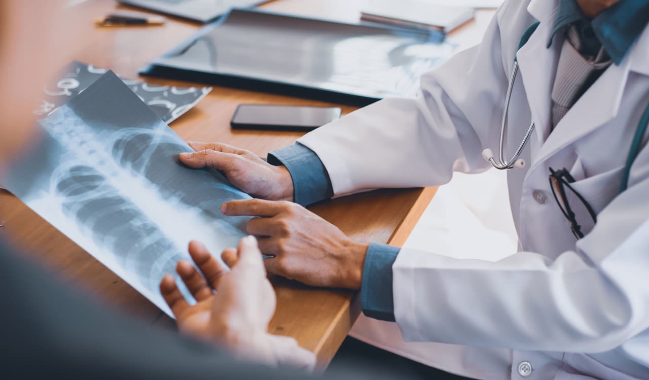 <b>Puesto 11. Médico</b>
<br>
<br>Industria: cuidado de la salud
<br>
<br>Salario anual promedio: 208,000 dólares
<br>
<br>Tasa de desempleo: 0.7%.
<br>
<br>Proyección del crecimiento para 2030: 5% (18,700 nuevos trabajos)
<br>
<br>Los médicos completan cuatro años de la facultad de Medicina y obtienen un doctorado en Medicina o en Medicina Osteopática. También deben someterse a un programa de residencia, que puede tardar de tres a siete años.