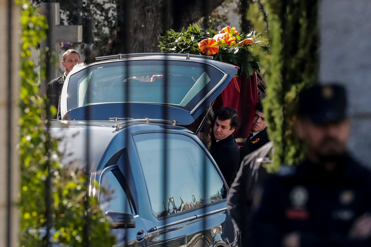 Por su parte, la oposición a Sánchez, tanto de derecha como de izquierda, acusó al mandatario en funciones de utilizar la exhumación para conseguir réditos electorales a poco más de dos semanas de los comicios del 10 de noviembre, a los que el líder del Partido Socialista llega en una situación comprometida por la semana de disturbios violentos en Cataluña.