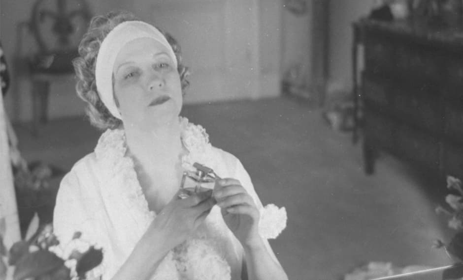 <b>Elizabeth Arden. </b>Aunque hidratarse la piel, evitar el sol y practicar yoga son costumbres que identifican a la mujer contemporánea, ya en los 20 esta 
<a href="http://womenshistory.about.com/od/fashion20th/p/elizabeth_arden.htm">empresaria</a> las recomendaba a las clientas de su Salón de la Puerta Roja. El establecimiento de la Quinta Avenida constituyó el inicio de una de las primeras firmas globales de belleza. Arden se dedicó a desarrollar cosméticos aplicando los más recientes adelantos científicos. 
<br>