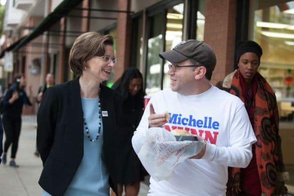 La candidata demócrata para obtener un escaño en el senado federal, Michelle Nunn, salió a recorrer algunas calles de Georgia, a tan sólo unas horas del cierre de centros de votación. Nunn se mostró muy animada saludando a toda la gente que se le acercaba, además sorprendió a los clientes de una conocida cafetería y para finalizar viajó en el servicio de tren MARTA.