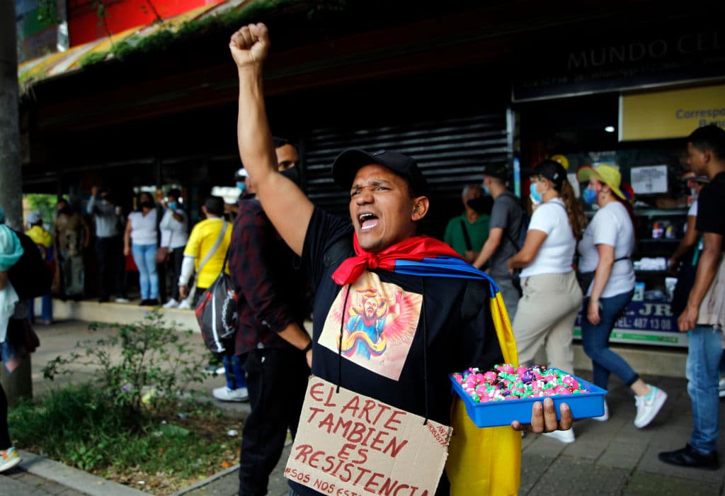 En apenas un año, el porcentaje de población pobre de Colombia pasó del 35.7% al 42.5%, y
<b>casi un tercio de los colombianos (27.7%) entre los 14 y 28 años no estudia ni trabaja, </b>según el órgano estatal de estadística, citado por la AFP.