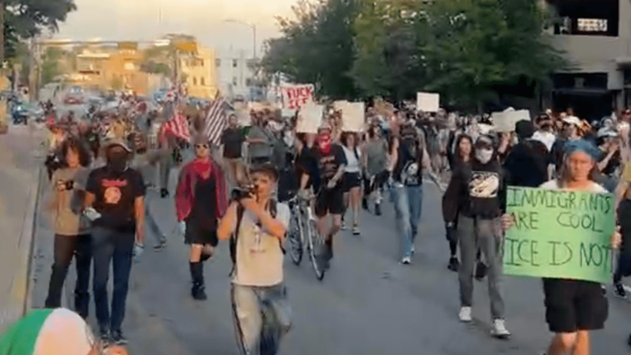 Los manifestantes comenzaron a marchar desde el Capitolio de Texas hasta un edificio federal donde se usa como detención de ICE en la capital del estado.