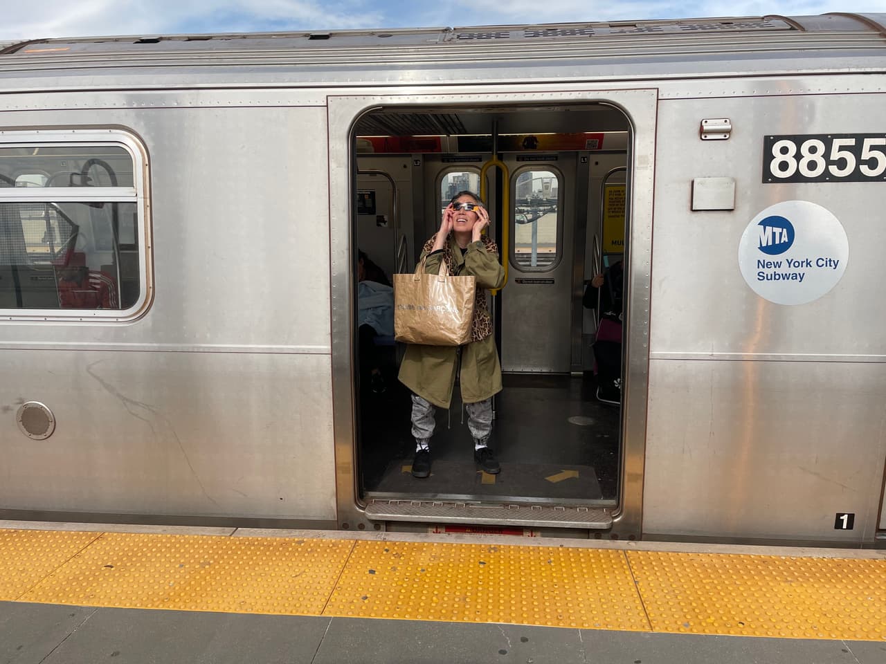 Los pasajeros del subway de Nueva York también aprovecharon que se encontraban en tránsito para observar el eclipse durante unos minutos.