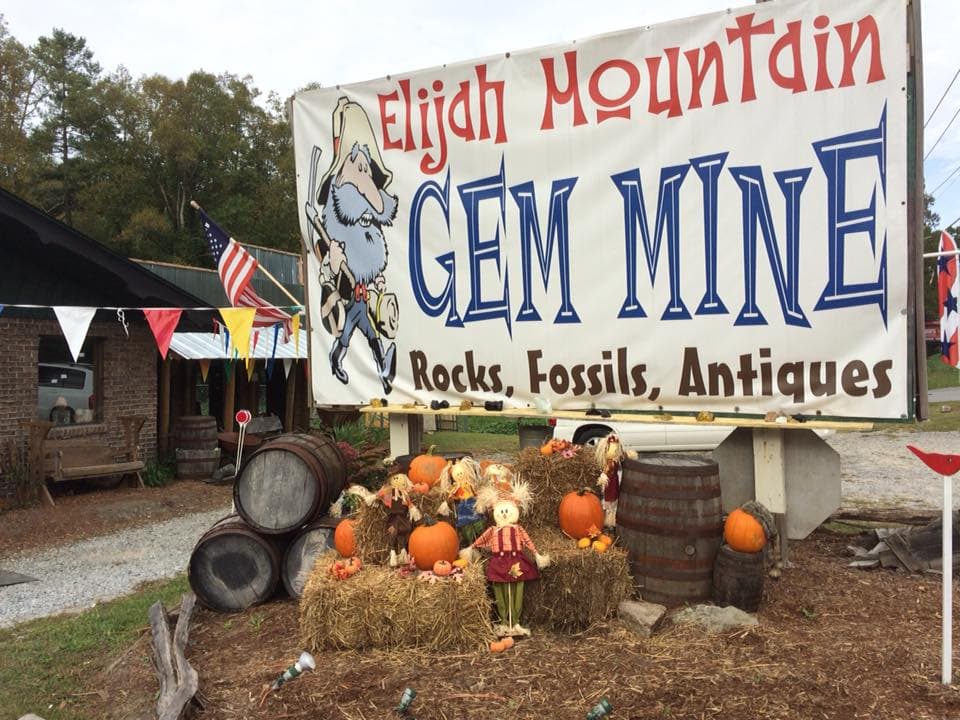 <b>ELIJAH MOUNTAIN GEM MINE</b>. Es el principal destino minero de Carolina del Norte. Según sus promotores puedes llegar y tratar de extraer gemas y oro como lo han hecho los colonos de las montañas Blue Ridge durante generaciones. Encuentra rubíes, esmeraldas, granates, zafiros, amatista, citrino, cuarzo, piedra lunar, fósiles, geodas y más. Encuentras más información,
<b><a href="http://www.elijahmountain.com/main-page.html" target="_blank">aquí</a></b>.