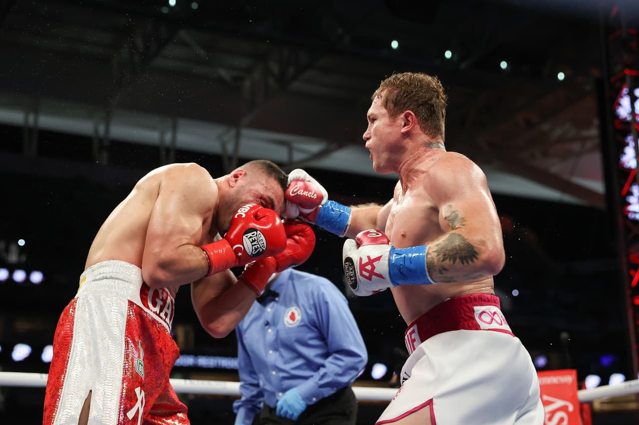 Los primeros episodios, el mexicano castigaba ligeramente a Yildirim. Canelo mandó a la lona al turco en el tercer asalto con un tremendo jab de derecha. Yildirim se levantó, pero ya no salió al cuarto asalto. Fue así como Canelo retuvo los cetros de peso supermediano del CMB y AMB.