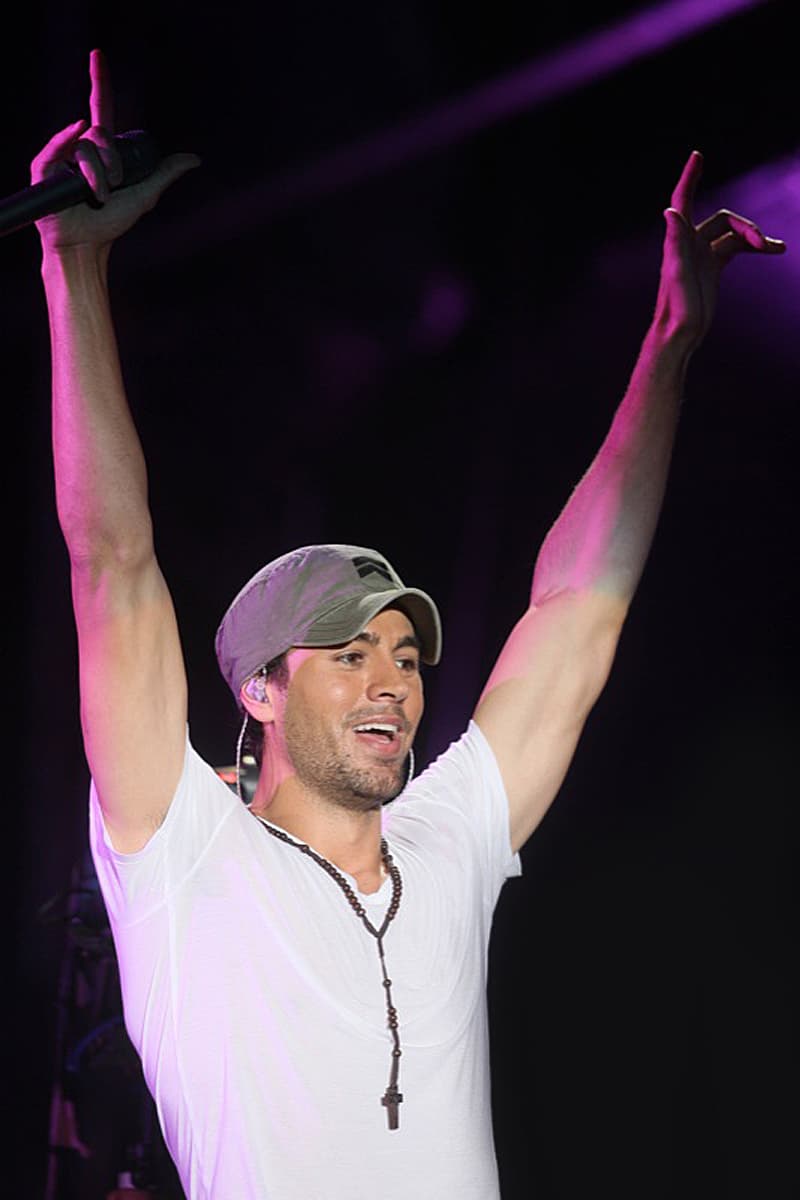 Enrique Iglesias sufrió un accidente cuando ofrecía un concierto en Tijuana, México, en 2015.
